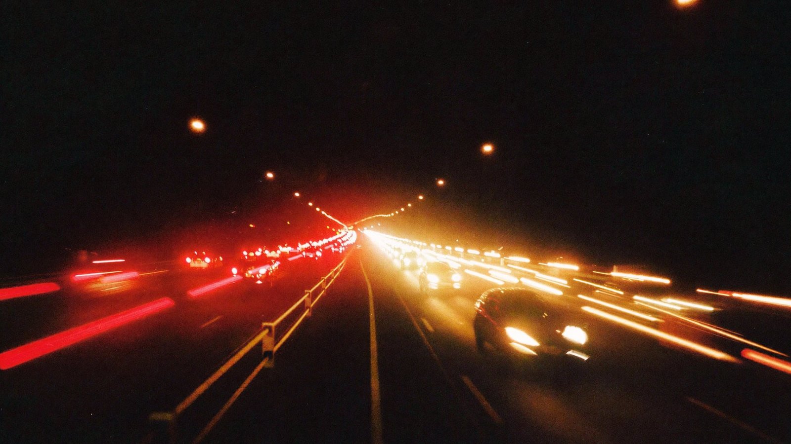 Estelas de tráfico en el Periférico de madrugada