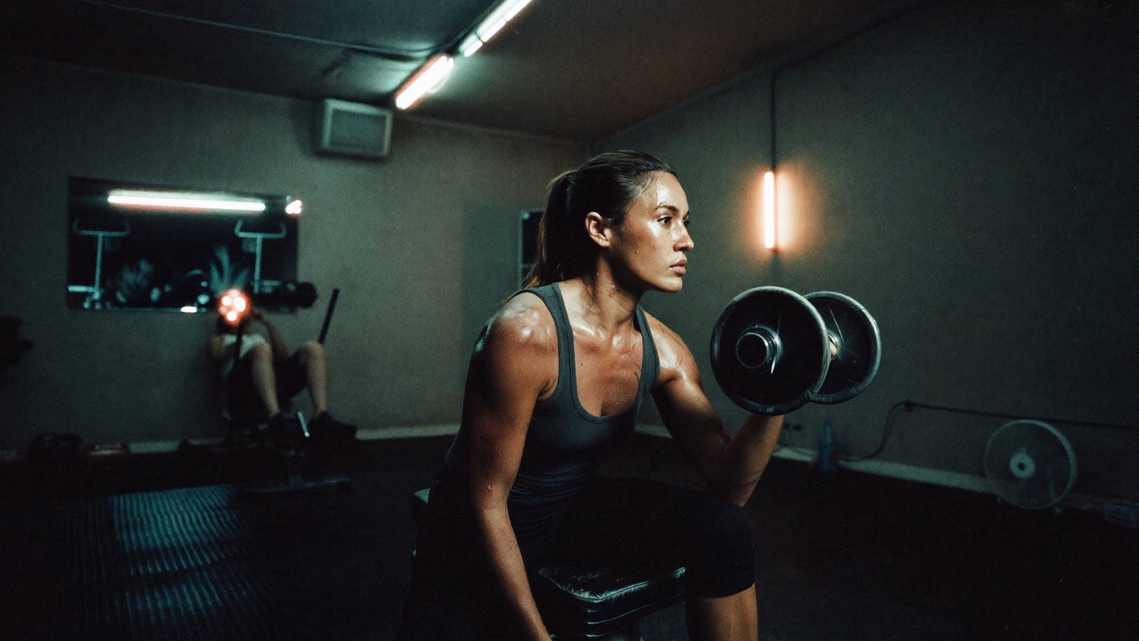 Gimnasio de barrio por la noche