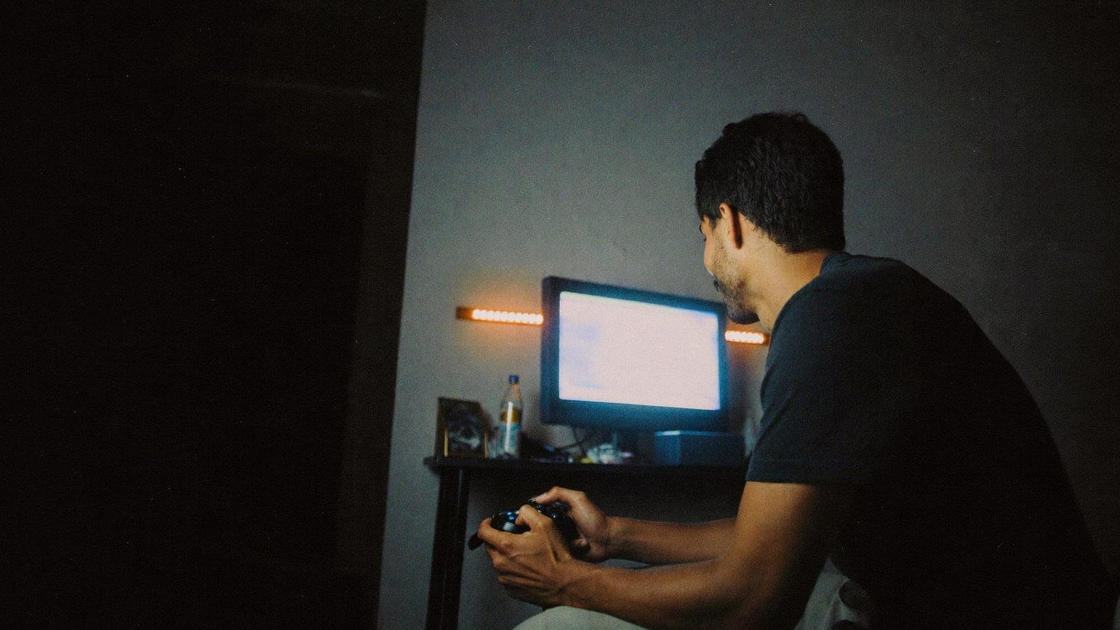 Joven jugando videojuegos de noche