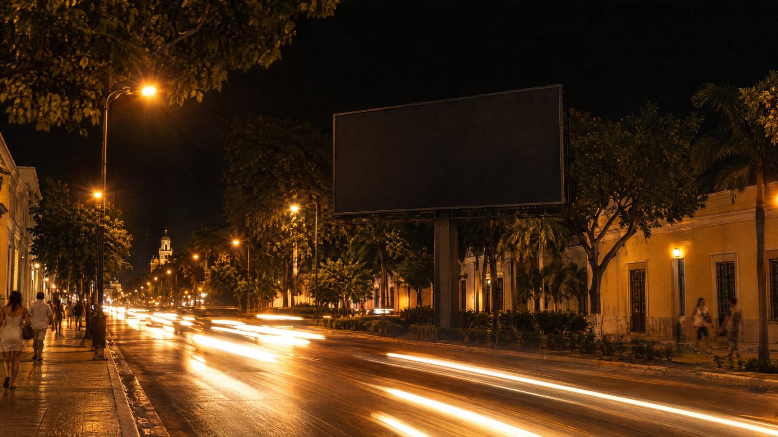 Avenida de Mérida de noche con tráfico y una pantalla de Raptor